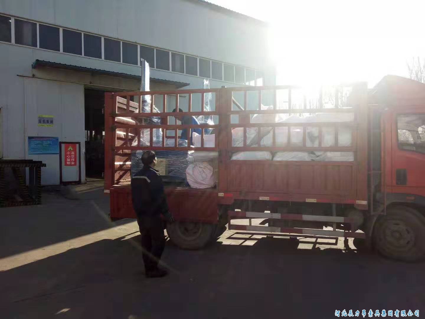 兩臺(tái)辰力32型鋼絲繩插套機(jī)發(fā)貨,！